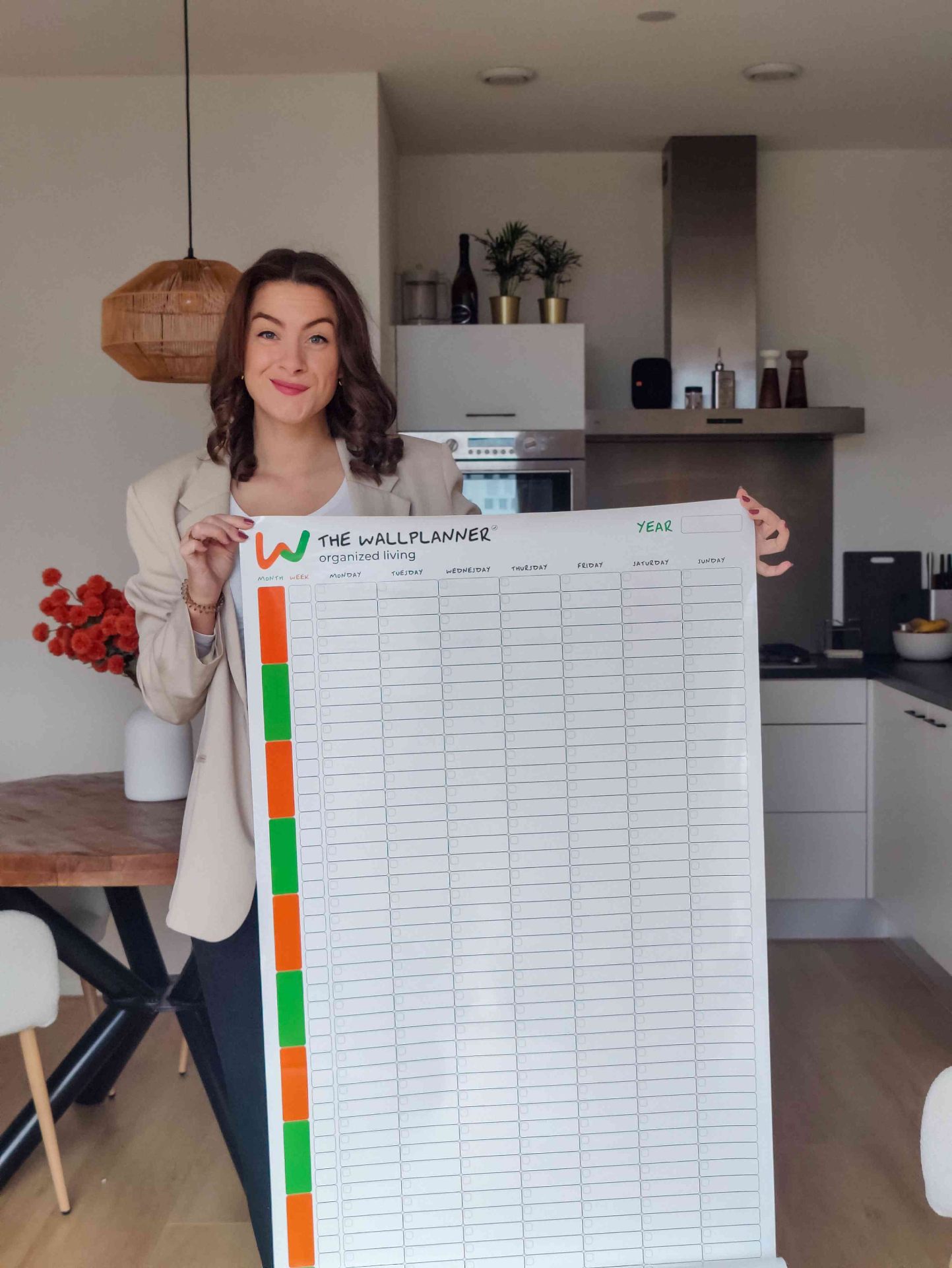 The Wall Planner - Vrouw toont de extra grote whiteboard weekplanner